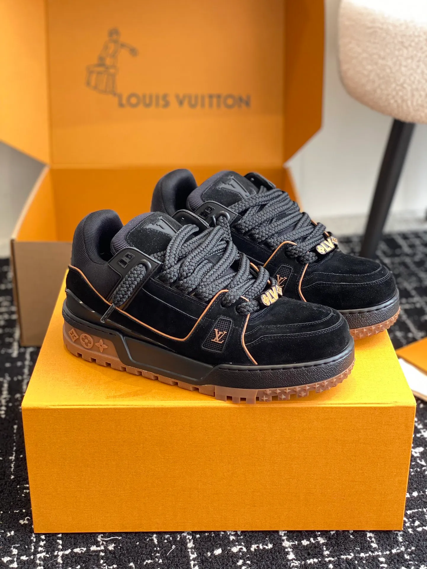 👟👟Ex-factory price 840👟👟 The latest upgraded version of lvtrainer Little Fatty 2023 is the same as the original version. Exclusive mold opening. Market ceiling level. Welcome to compare. At the Louis Vitton 2023 show, the new Trainer was unveiled. The new shoe style did not change much in the upper design, but the shoe shape became wider. Thicker and larger tongues replace the original visual effect. Since the launch of Lanvin bread shoes, this fat shoe style has become more and more popular!  Select imported calfskin/denim splicing/Yangjing material, exclusive molded outsole fasteners, decorative accessories can be removed at will!  Size: #35-45 (⚠️40 for women, 45 for men, customization is non-refundable)